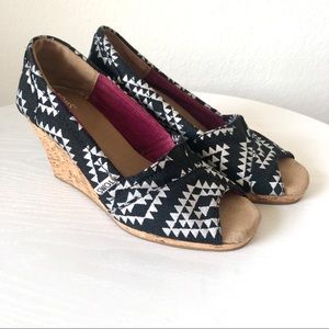 🌟 HP 🌟 TOMS Aztec print cork wedges: size 7.5